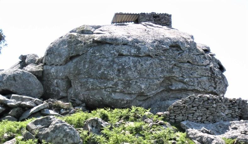 Alla sommità del masso il tettino in eternit rischia di sbriciolarsi 