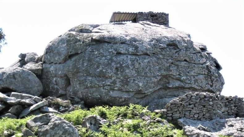 Alla sommità del masso il tettino in eternit rischia di sbriciolarsi