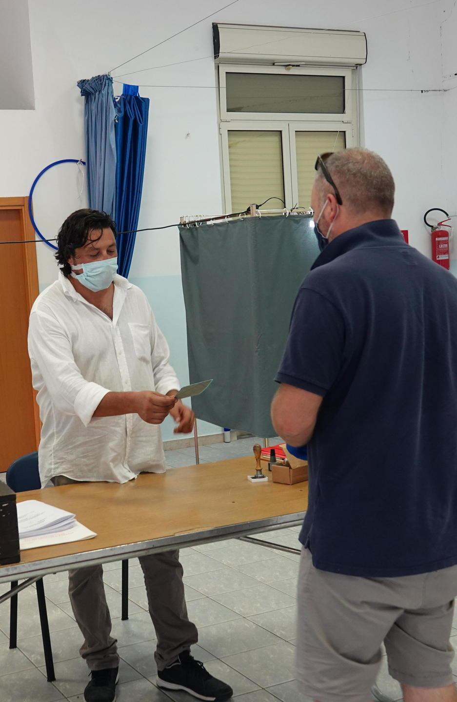 Virus, 14 elettori votano a domicilio 