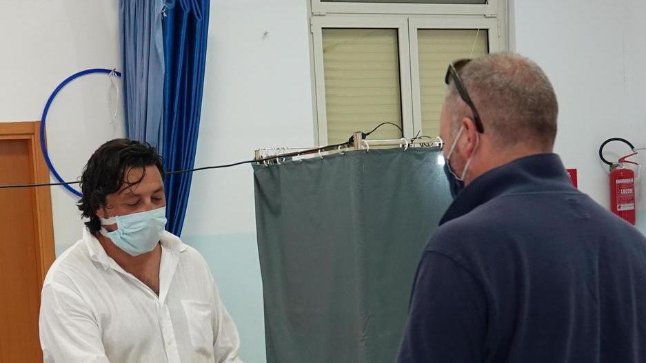 Virus, 14 elettori votano a domicilio