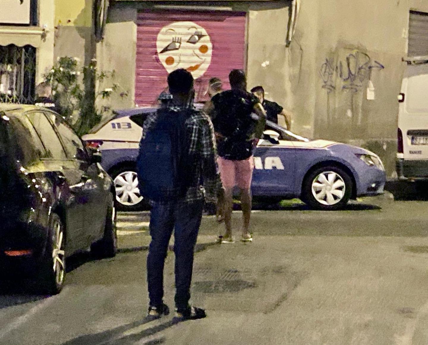 Rissa a colpi di casco in centro marito e moglie feriti alla testa 