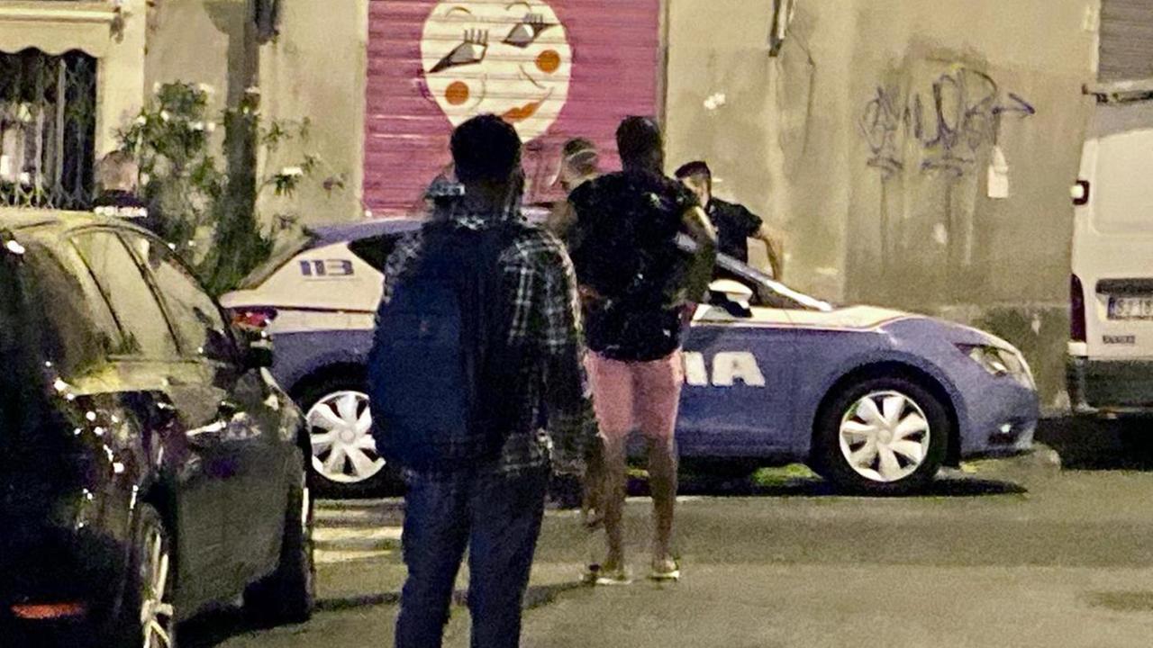Rissa a colpi di casco in centro marito e moglie feriti alla testa