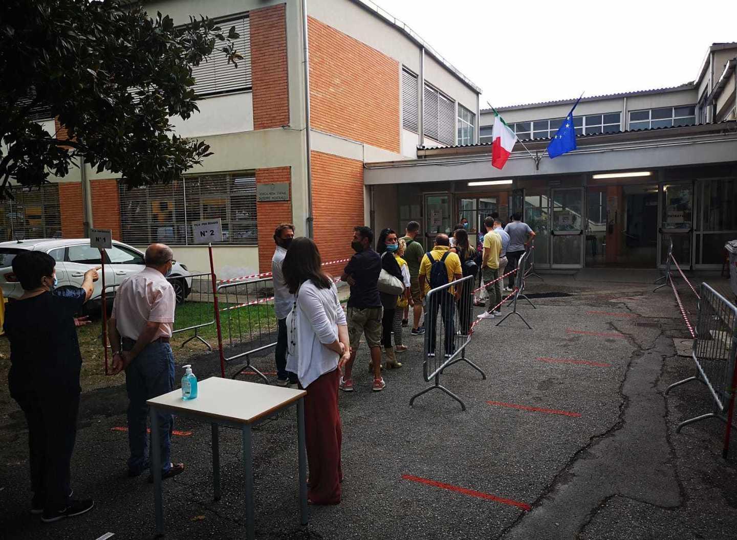In coda sotto la pioggia ma la “macchina” va grazie anche ai volontari