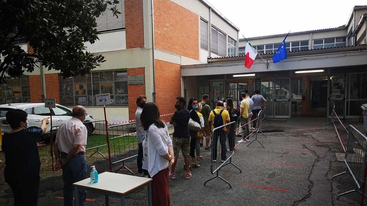 In coda sotto la pioggia ma la “macchina” va grazie anche ai volontari