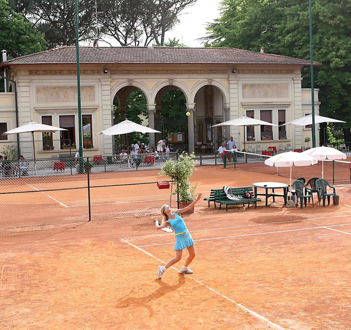 Tennis con le divise anni ’20 e sfilata di carrozze liberty 
