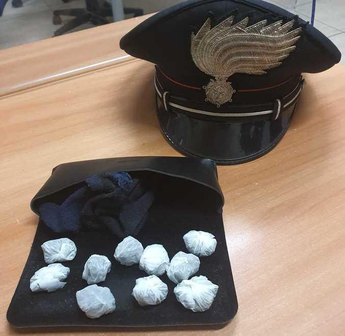 Vende marijuana al parco i carabinieri lo arrestano 