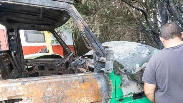 Paura alla Fattoria Un camion prende fuoco e brucia anche la siepe