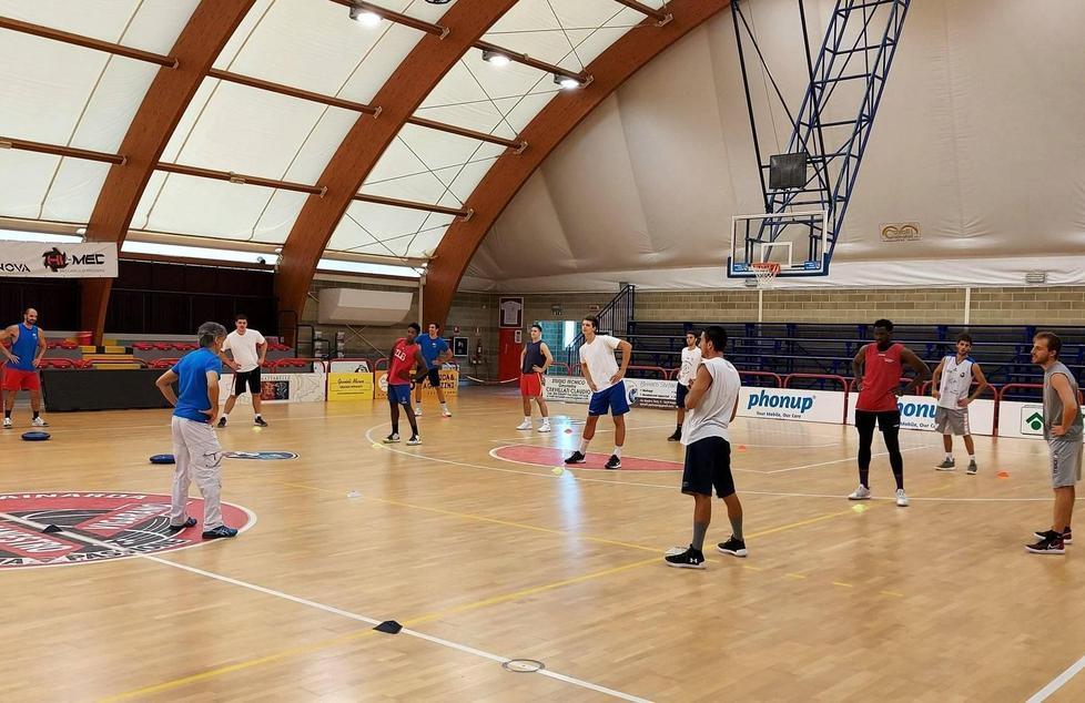 Ferrara Basket in palestra per i primi allenamenti 