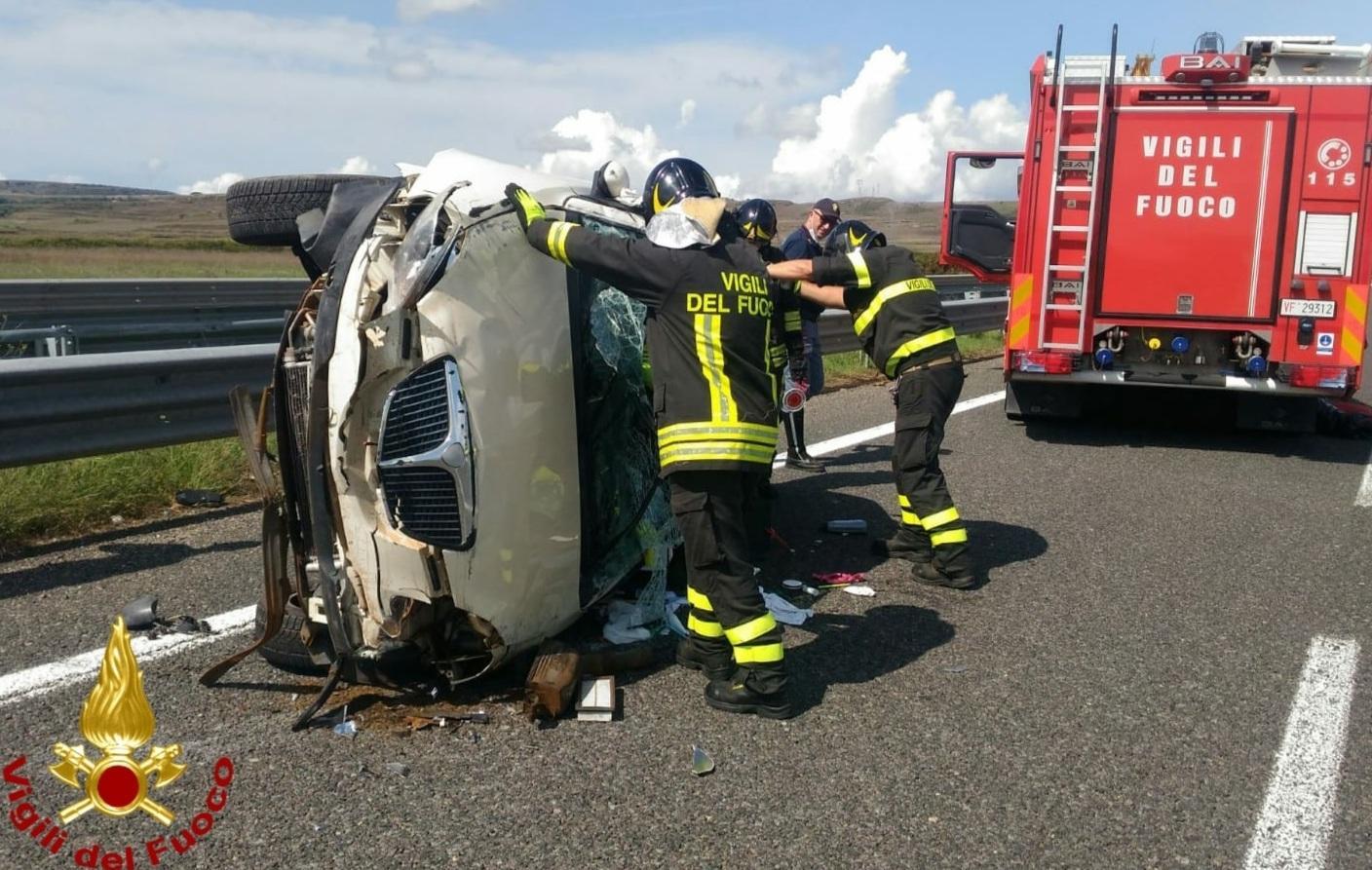 Fuori strada sulla 131, ferita una donna 