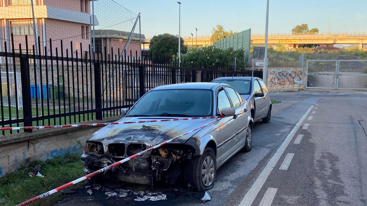 Olbia, a fuoco due auto in via Acquedotto