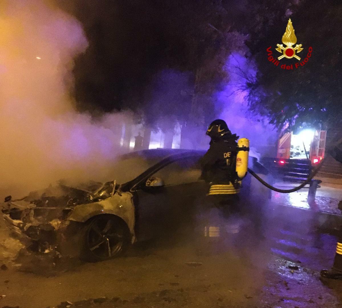 Auto brucia nella notte a Bottida