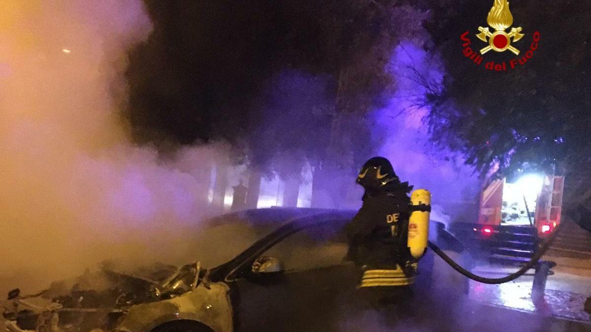 Auto brucia nella notte a Bottida