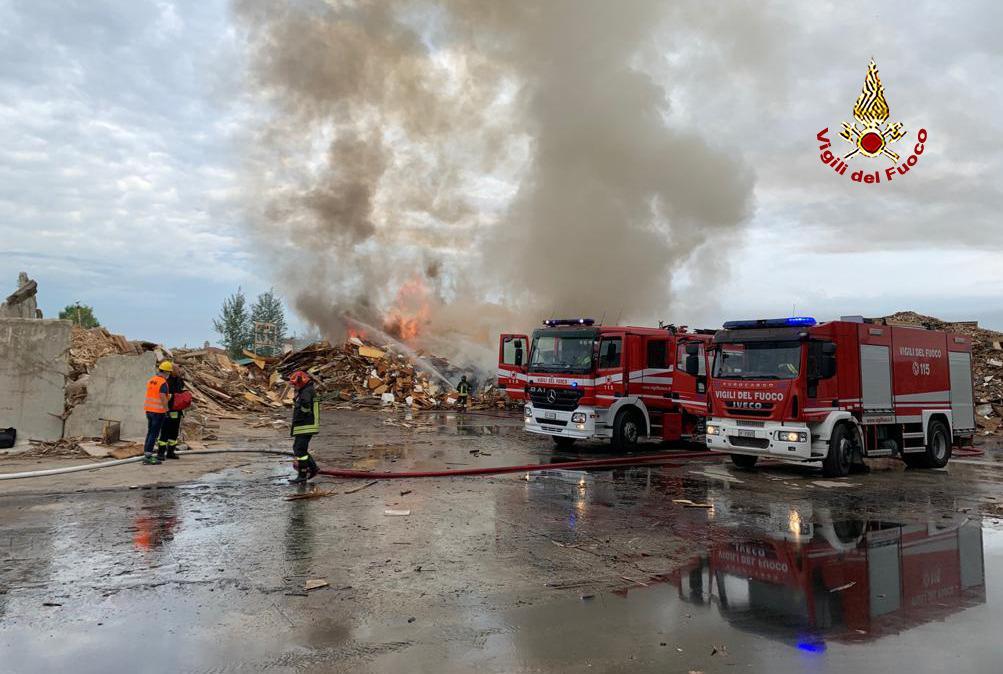 L'intervento sull'incendio dei vigili del fuoco a Cerreto Guidi