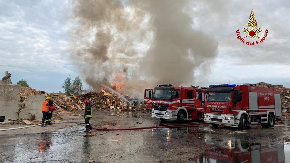 L'intervento sull'incendio dei vigili del fuoco a Cerreto Guidi