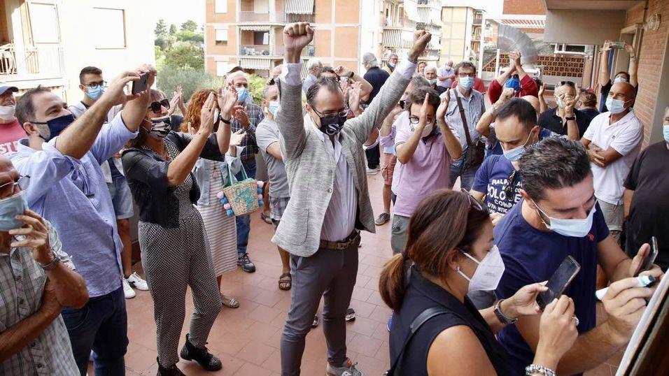 Andrea Benini esulta per la vittoria nel ballottaggio