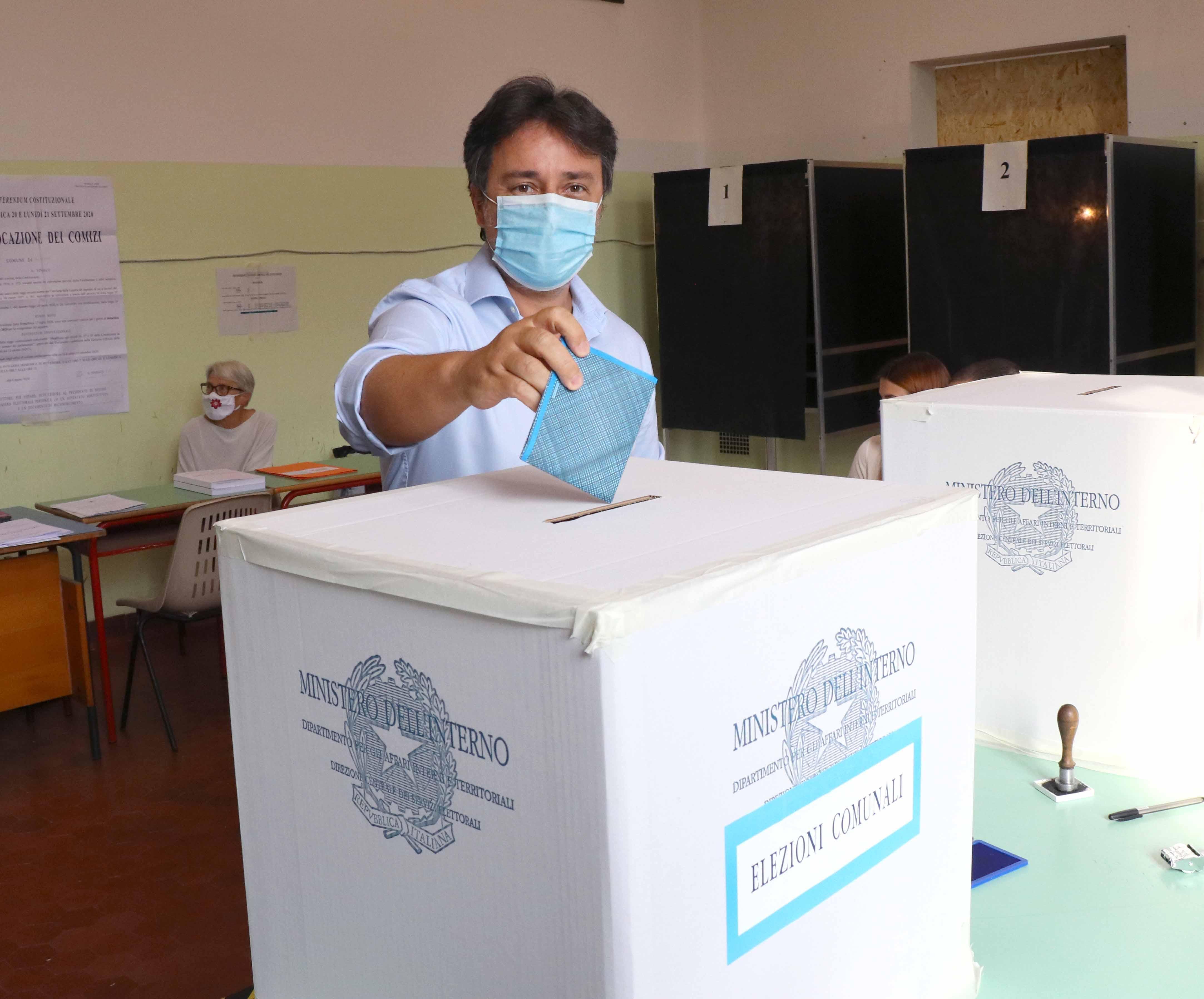 Simone Saletti vota alle Comunali di Bondeno