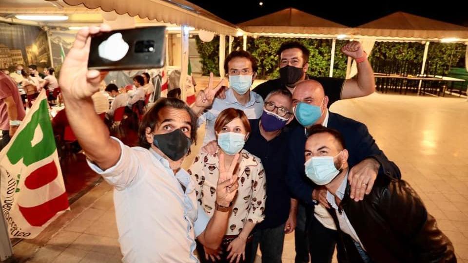 Enrico Sostegni festeggiato da alcuni sindaci del Pd per il successo personale: raccolte 13mila preferenze