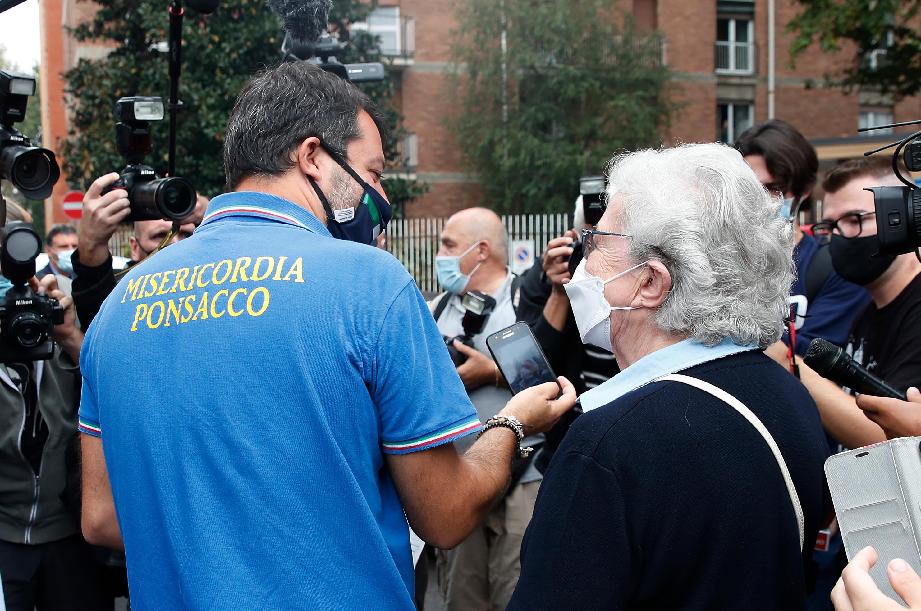 Salvini al seggio con la maglia della Misericordia di Ponsacco, l'associazione: «Gesto che condanniamo»