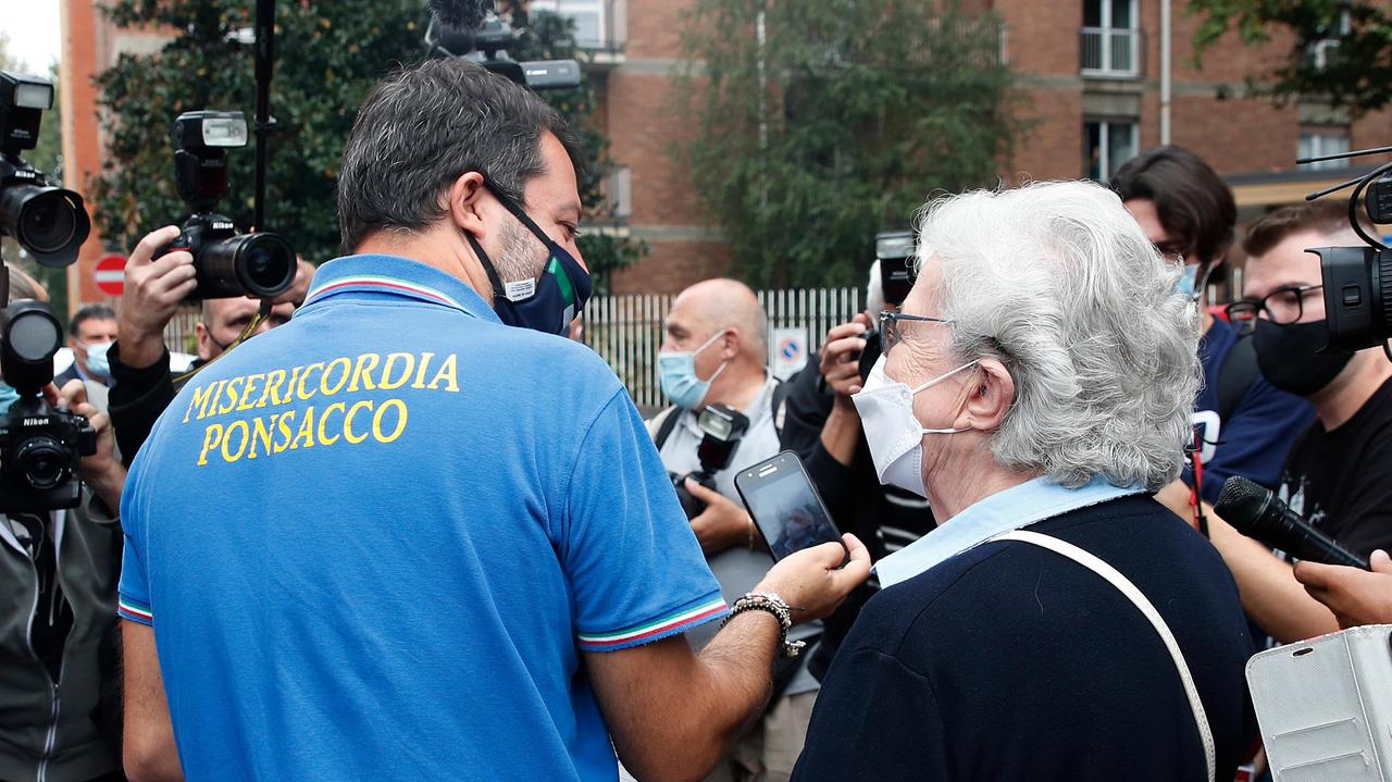 Salvini al seggio con la maglia della Misericordia di Ponsacco, l'associazione: «Gesto che condanniamo»
