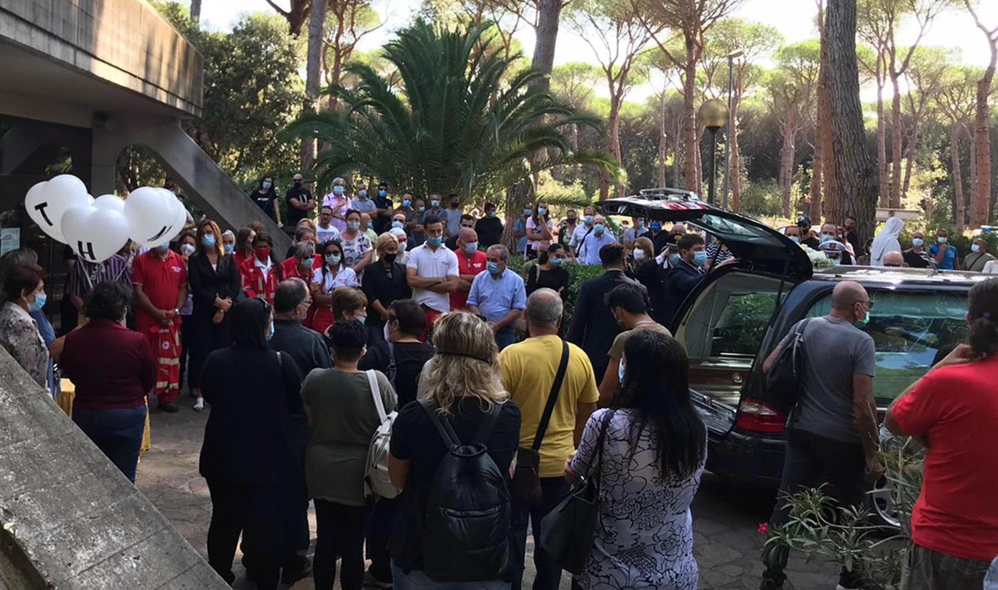 Palloncini, silenzio e un fiume di dolore per Thomas, la mamma: «Non piangete, sorridete come faceva lui...» 
