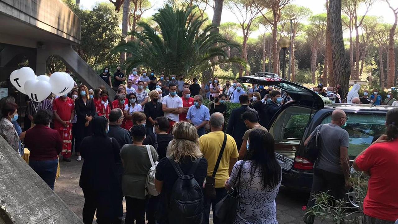 Palloncini, silenzio e un fiume di dolore per Thomas, la mamma: «Non piangete, sorridete come faceva lui...»