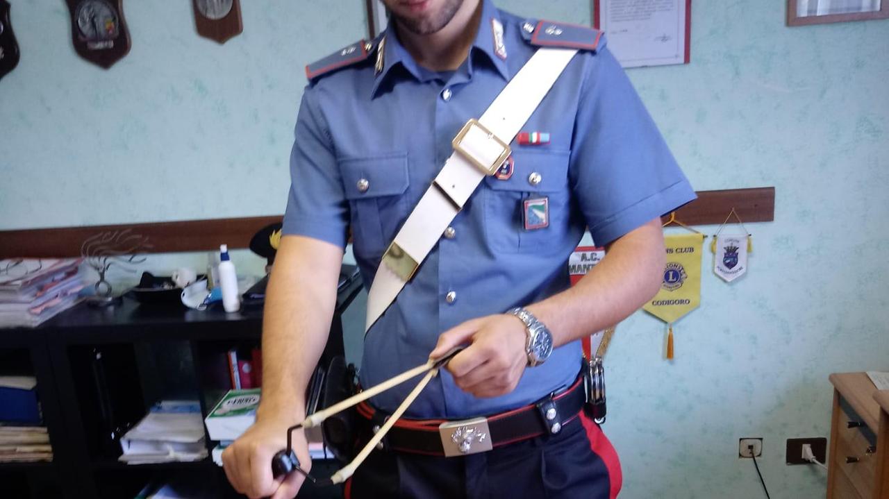 La fionda da caccia sequestrata dai carabinieri