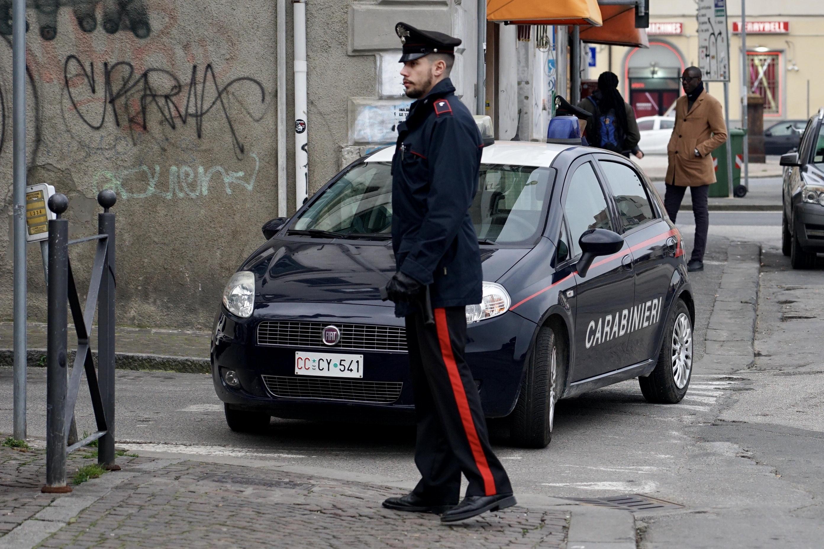 Controlli dei carabinieri in piazza Garibaldi