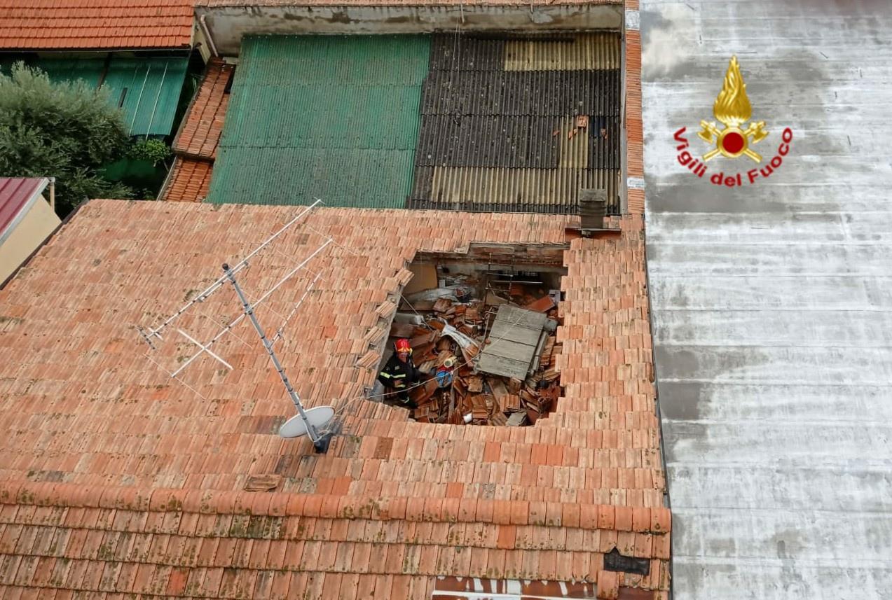 La porzione di tetto crollata nella palazzina di via Cilea