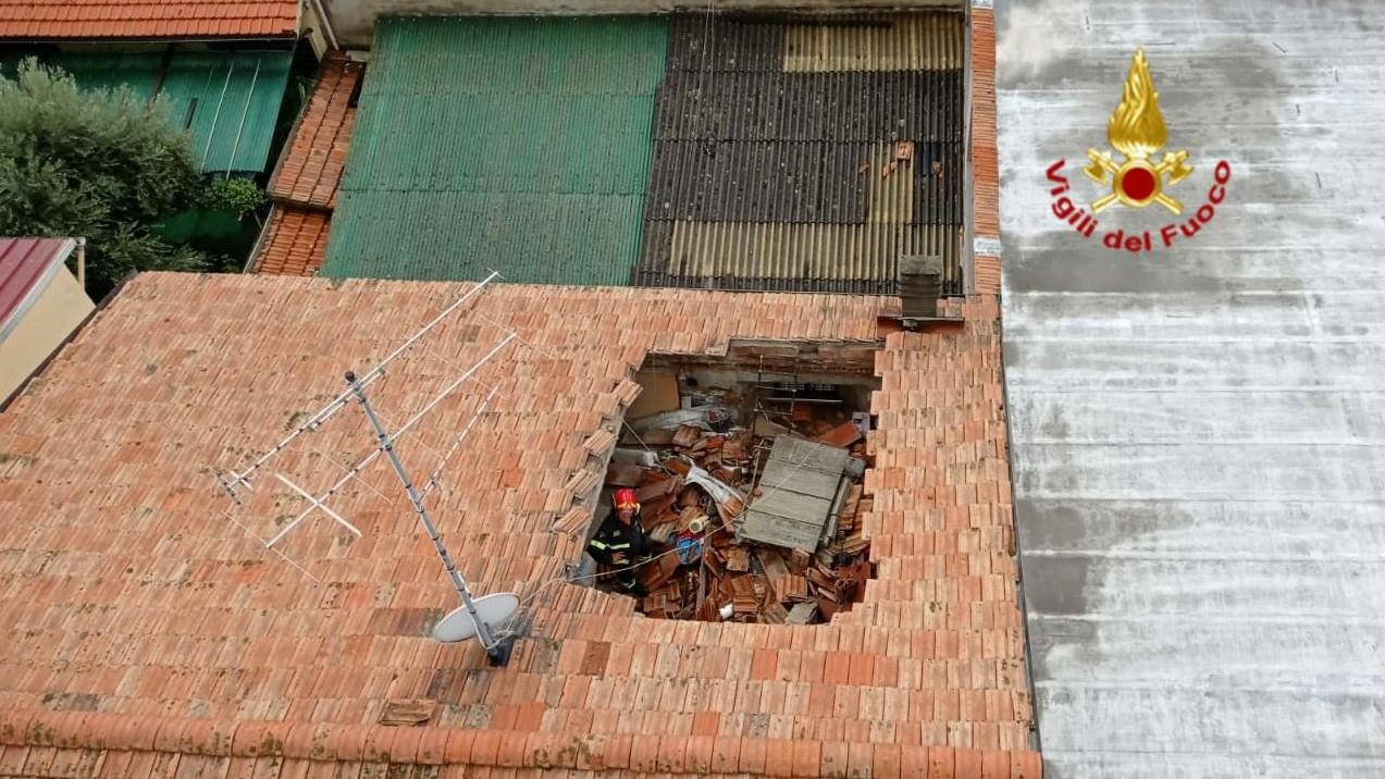 La porzione di tetto crollata nella palazzina di via Cilea