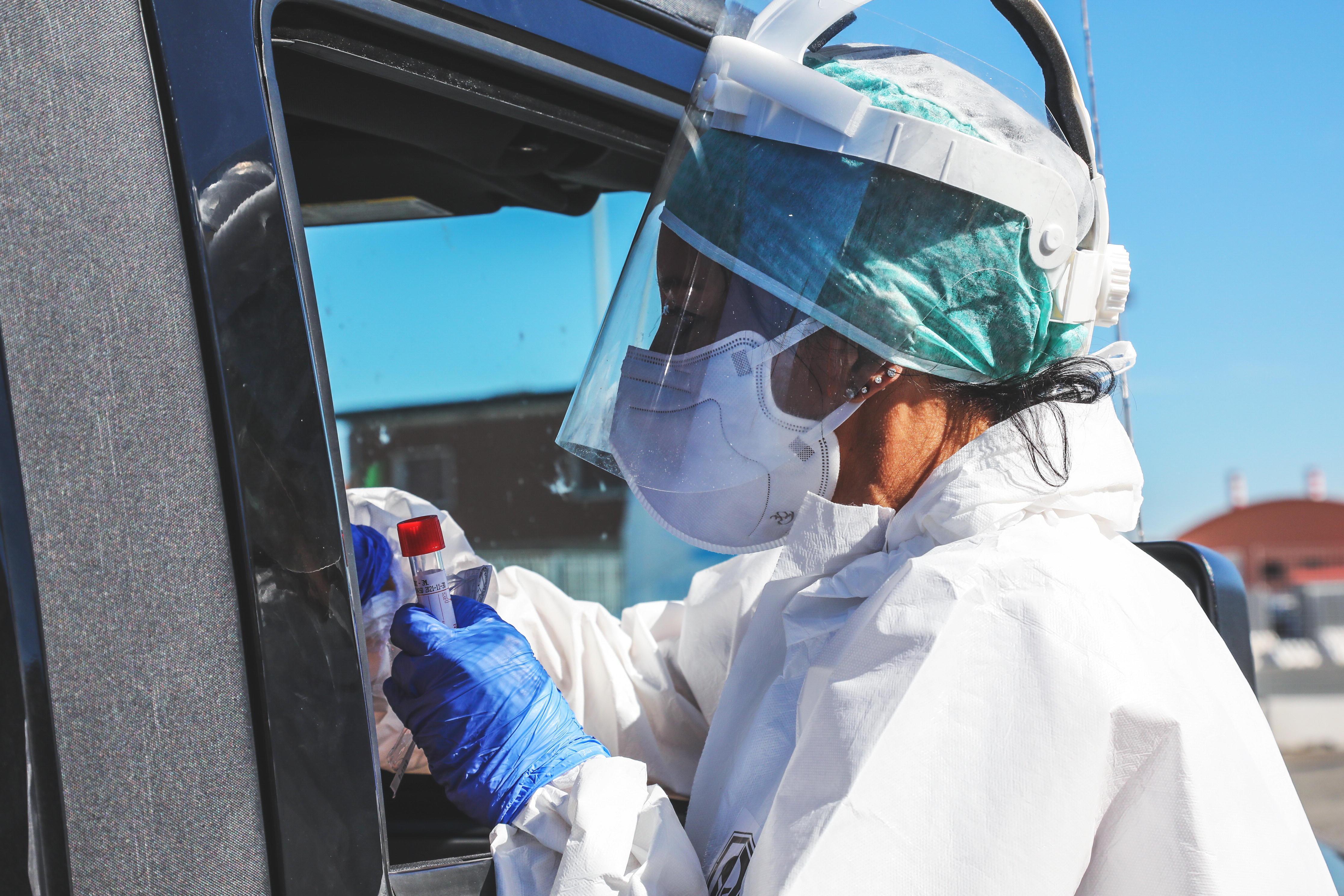 Un operatore sanitario prepara un tampone per il covid-119
