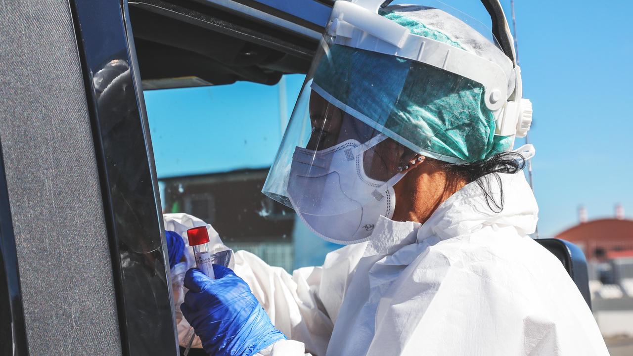 Un operatore sanitario prepara un tampone per il covid-119