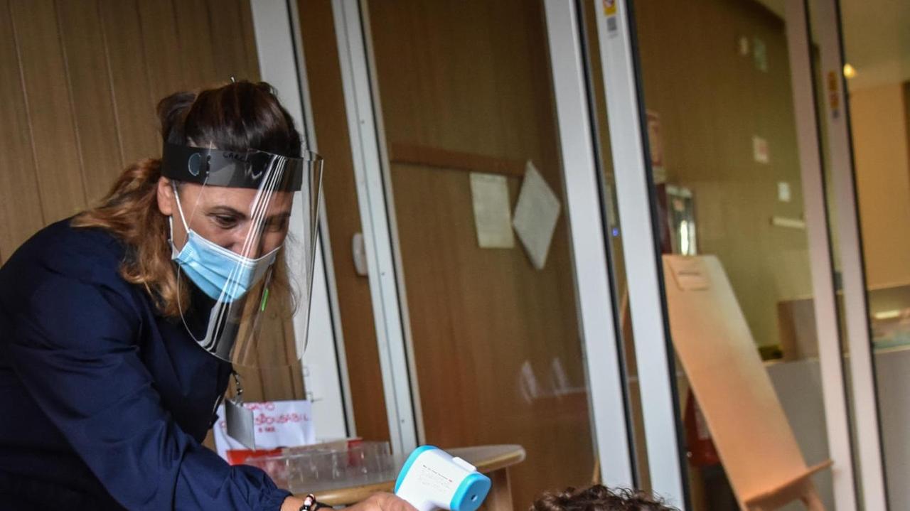 La misurazione della febbra in una scuola