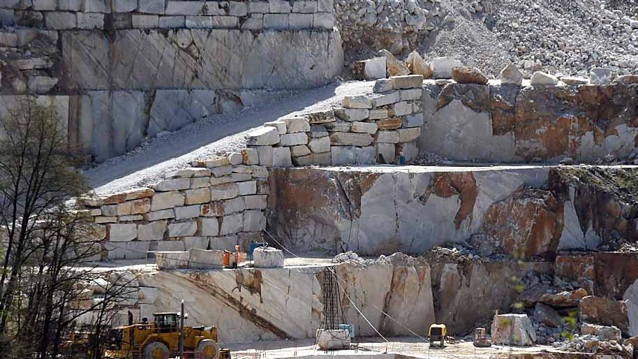 Carrara, gli industriali del marmo: «Basta con le fake news, 8mila gli occupati»