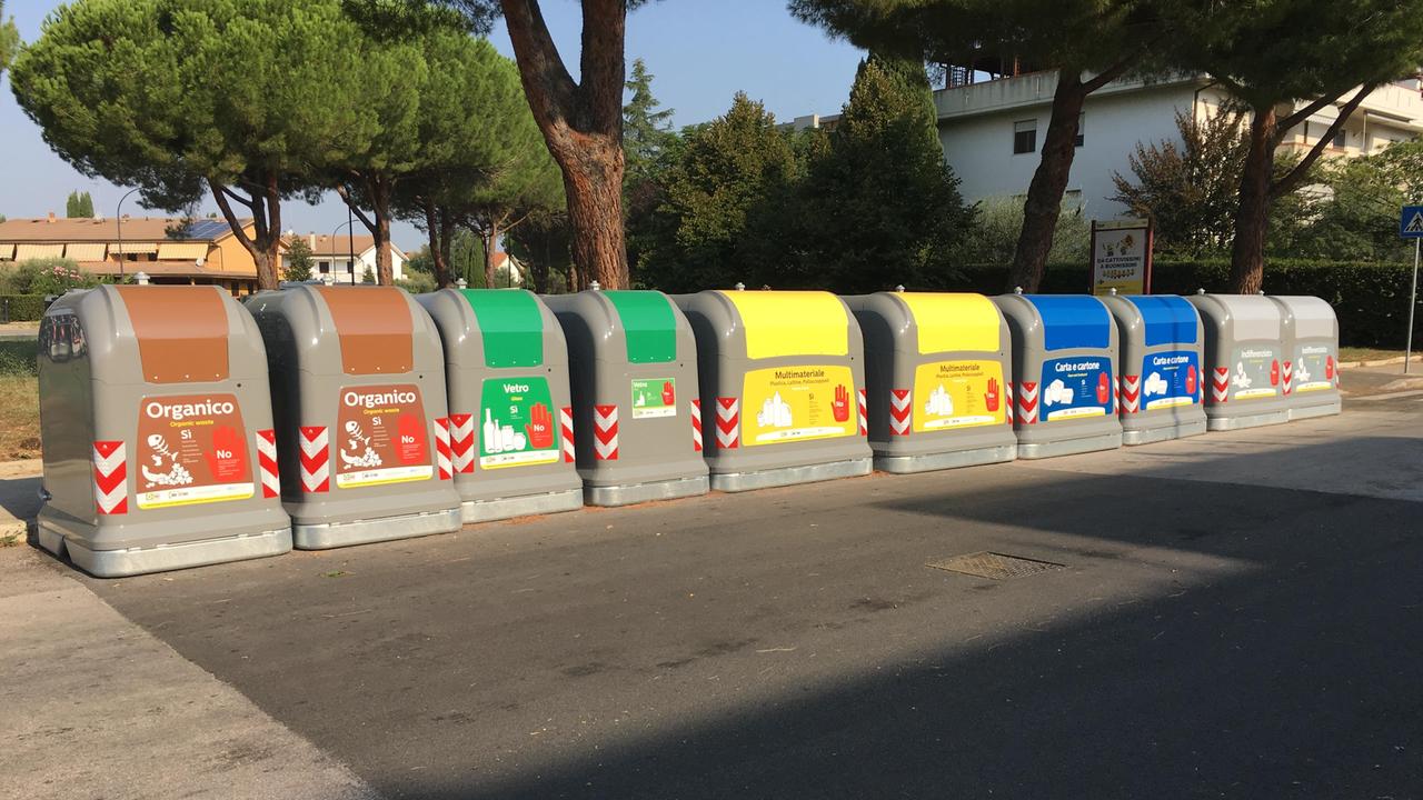 Sequenza di cassonetti in via Mozambico