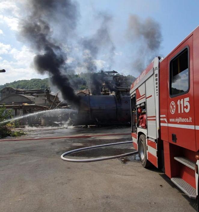 Residui di carbone e plastica nel fumo del rogo di Fornoli 