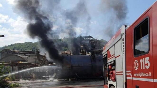 Residui di carbone e plastica nel fumo del rogo di Fornoli