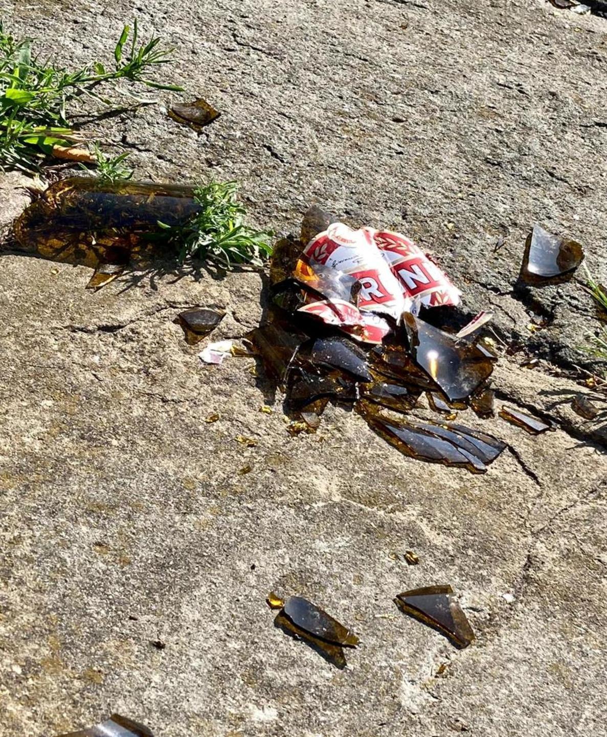 Gli spaccano una bottiglia di vetro in testa e lo buttano nei fossi: è vivo per miracolo 