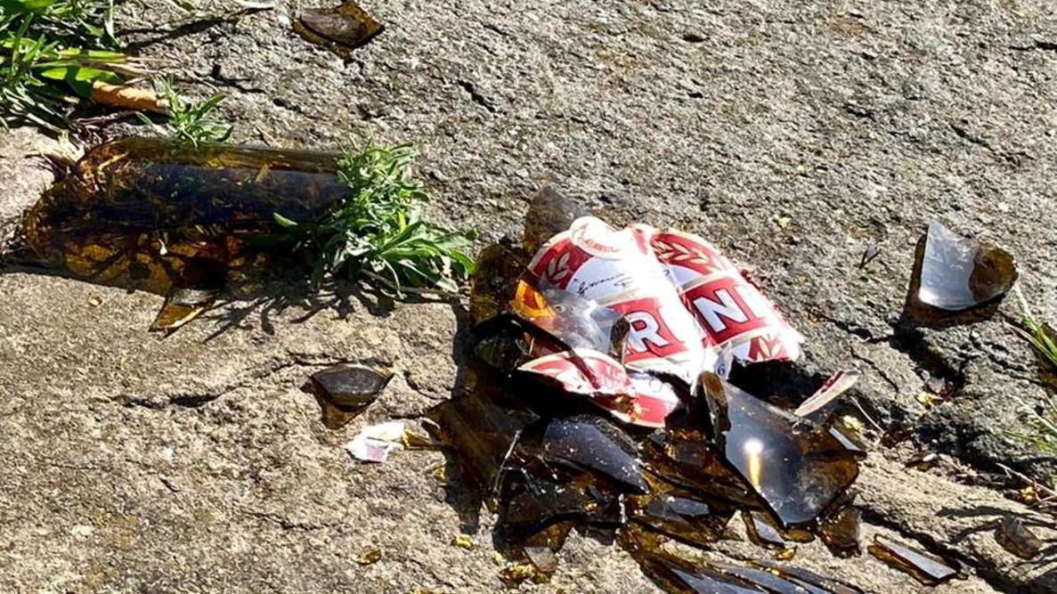 Gli spaccano una bottiglia di vetro in testa e lo buttano nei fossi: è vivo per miracolo