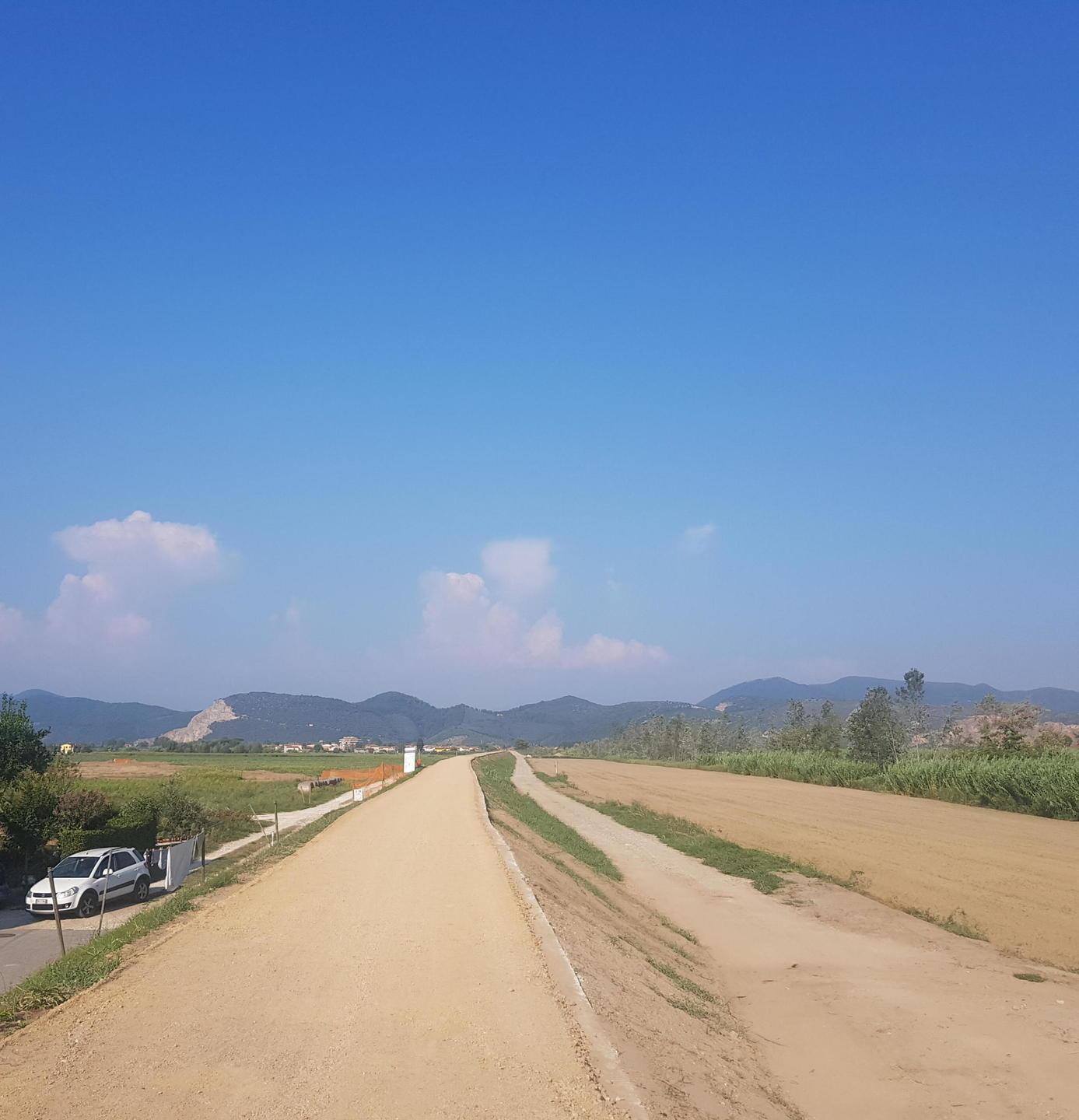 Percorso ciclabile e pedonale sull’argine