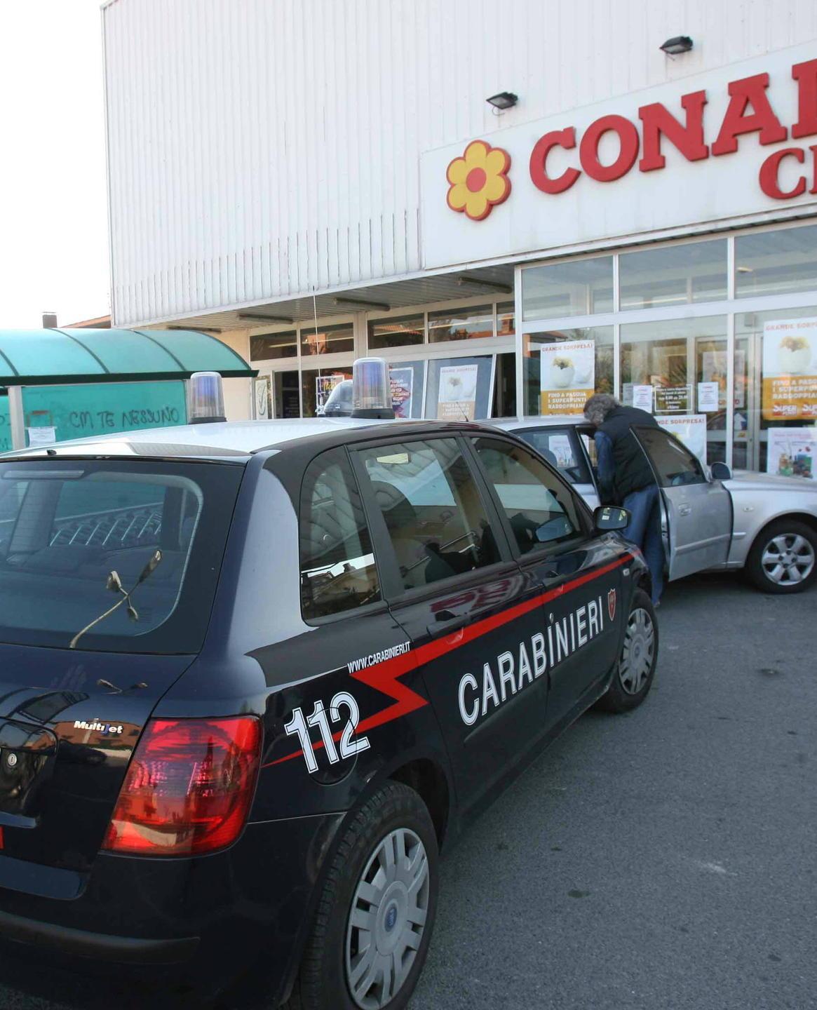 Tentano furto con spaccata ma si rompono i cavi, ladri in fuga 