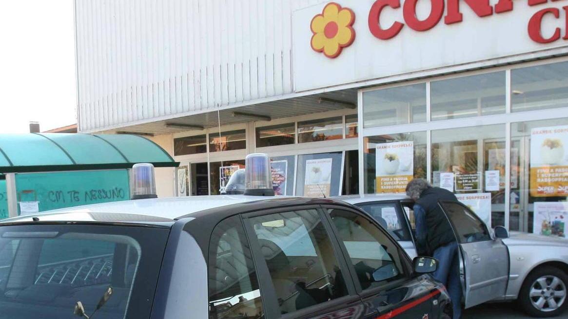 Tentano furto con spaccata ma si rompono i cavi, ladri in fuga
