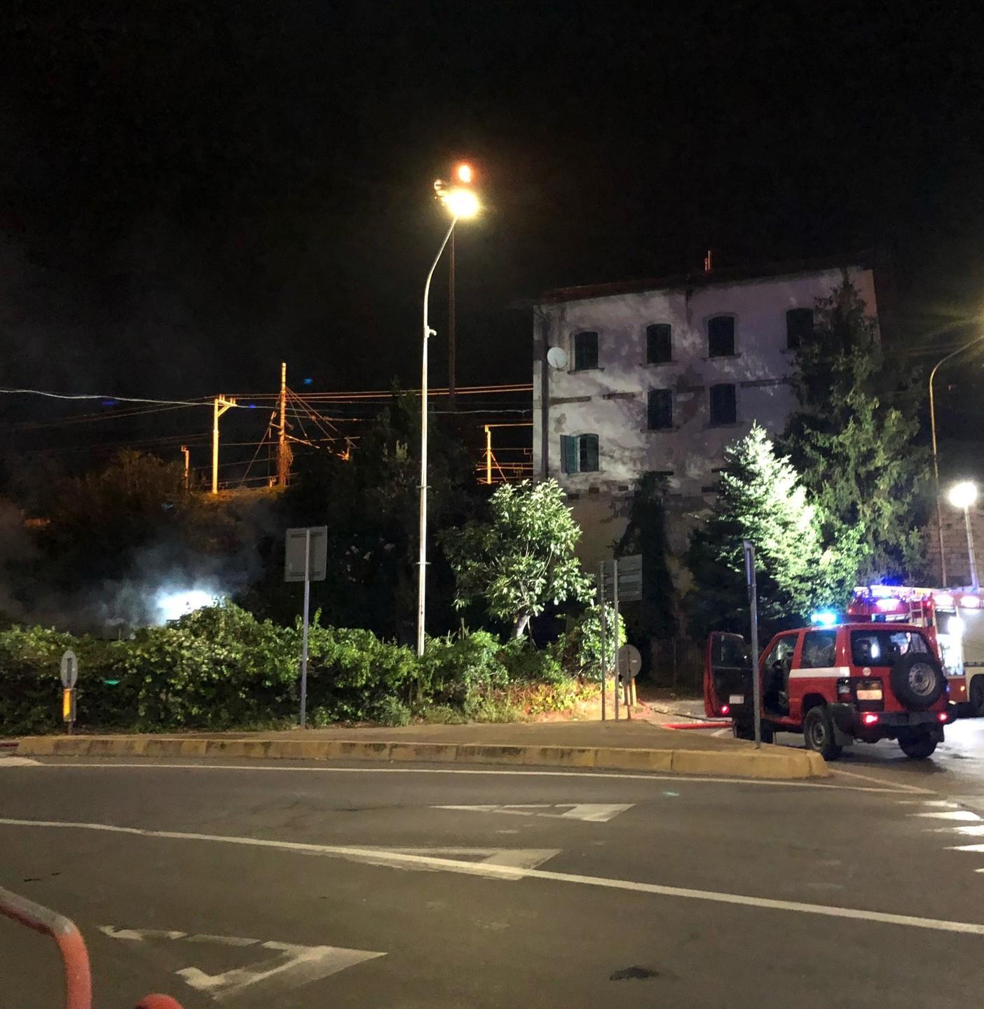 Incendio alla ex casa cantoniera sgomberata