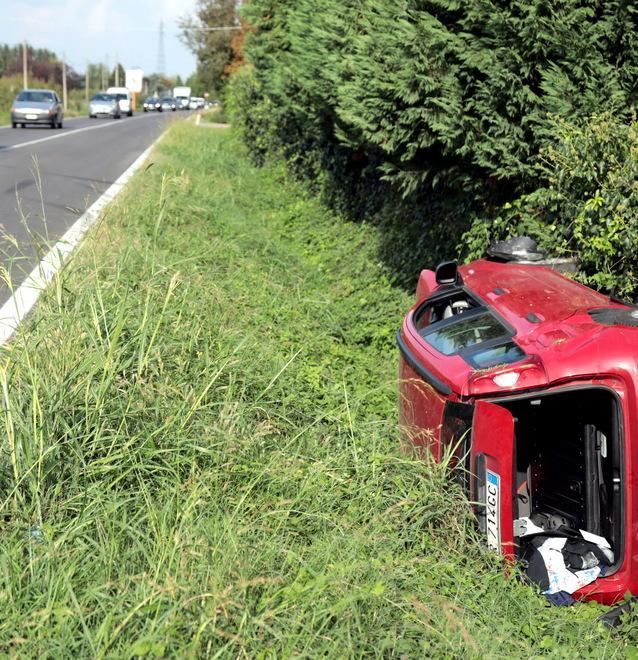 Auto ribaltata sulla SS 12 Giovane va in ospedale