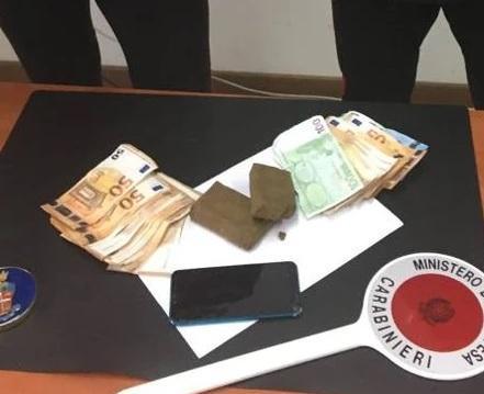 Trovati con 10 chili di hashish e 2.600 euro Arrestato un centese 