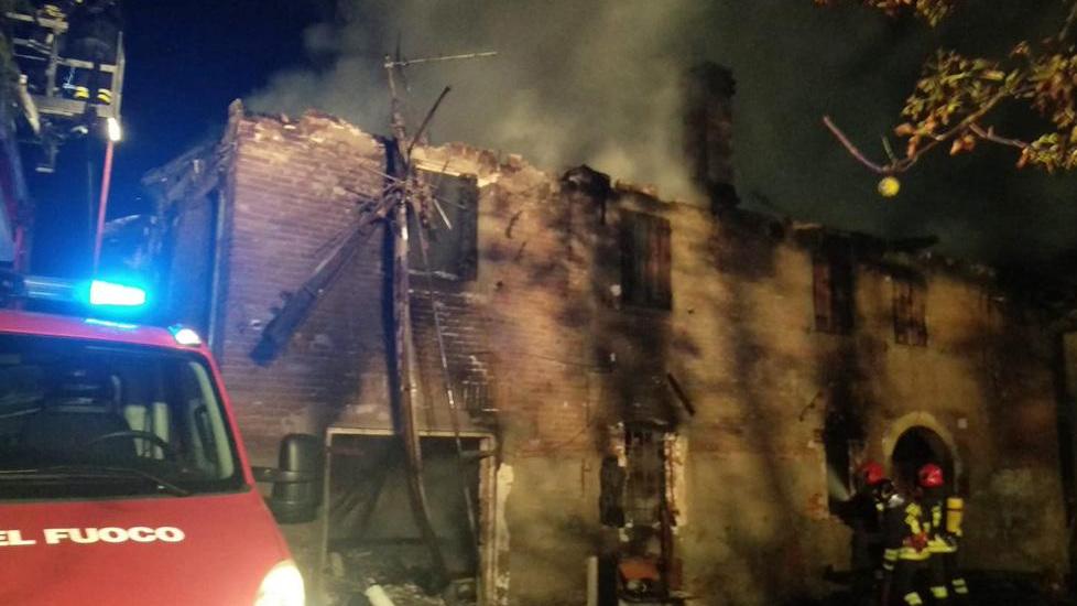 Un casolare in fiamme Edificio semidistrutto dopo il rogo della notte