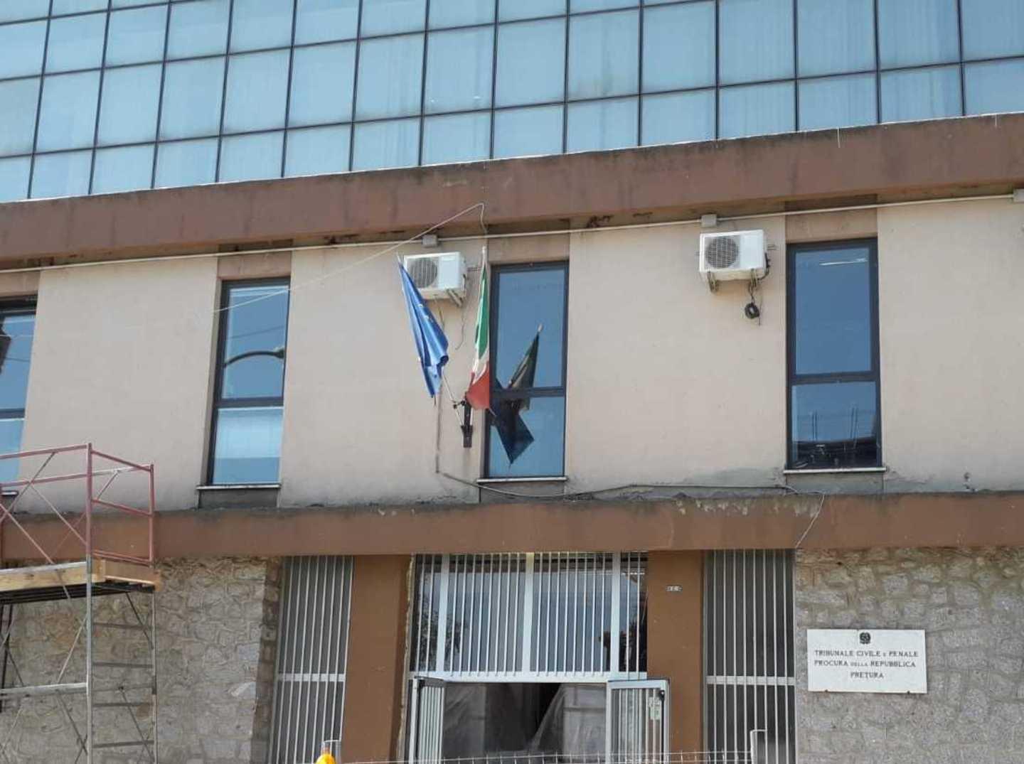 Palazzo di giustizia chiuso dopo un caso sospetto