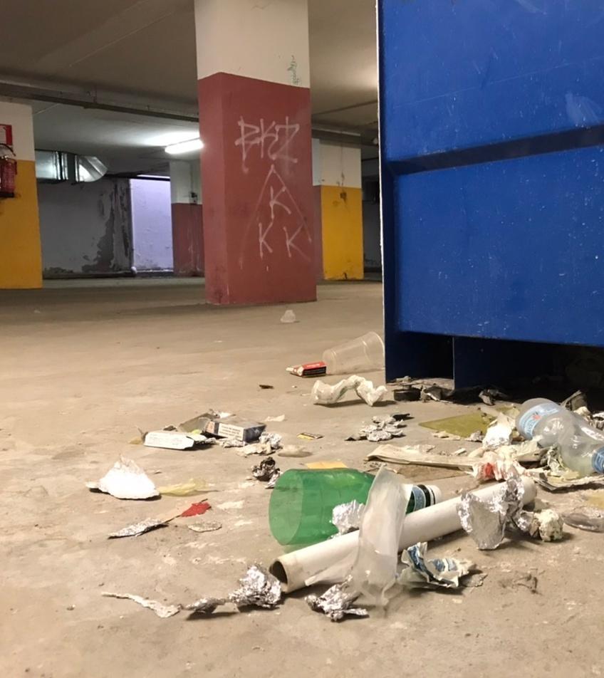 Multipiano abbandonato in balia di vandali e rifiuti 