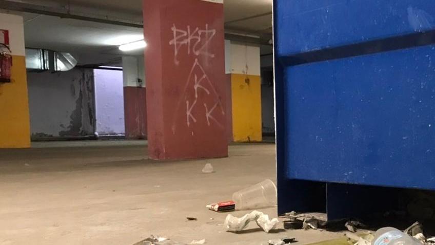 Multipiano abbandonato in balia di vandali e rifiuti