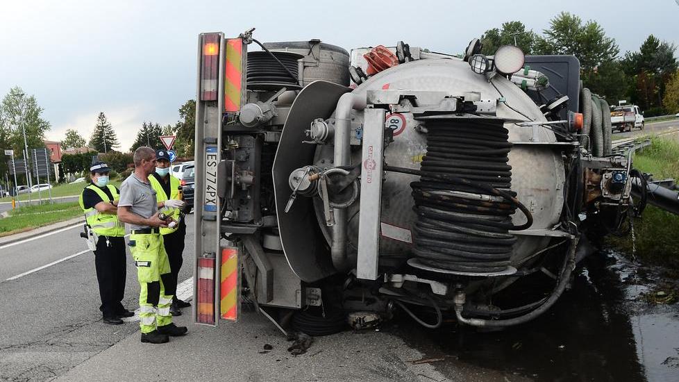 Modena Si ribalta con il camion spurgo vicino alla rotonda dell’uva