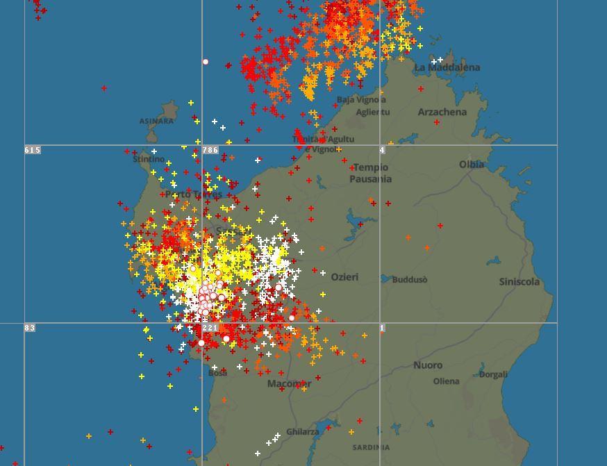 Tempesta di fulmini nel Sassarese, a Sorso famiglia nel panico per una folgore sulla casa